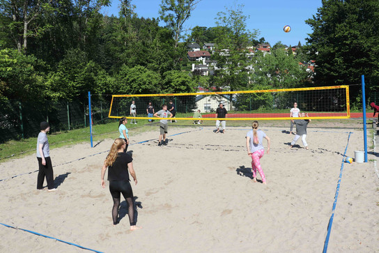 Teilnehmende des SRH Berufsbildungswerks Neckargemünd spielen Volleyball in ihrer Freizeit.