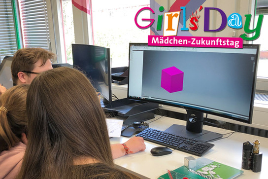 Eine Gruppe Mädchen sitzen vor dem PC bei den Technsichen Produktdesignern im Berufsbildunsgwerk Neckargemünd.