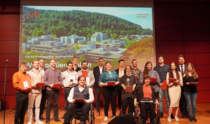 Gruppenfoto der Absolventen des SRH Berufsbildungswerk Neckargemünd