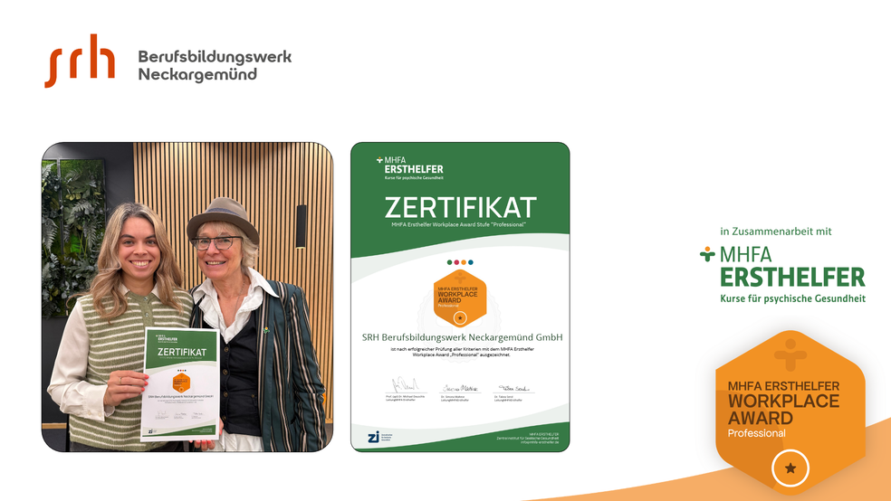 Das Bild zeigt zwei MHFA Instruktorinnen mit dem MHFA Workplace Award
