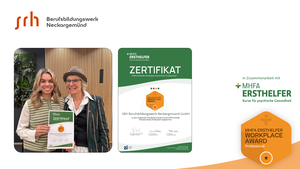 Das Bild zeigt zwei MHFA Instruktorinnen mit dem MHFA Workplace Award