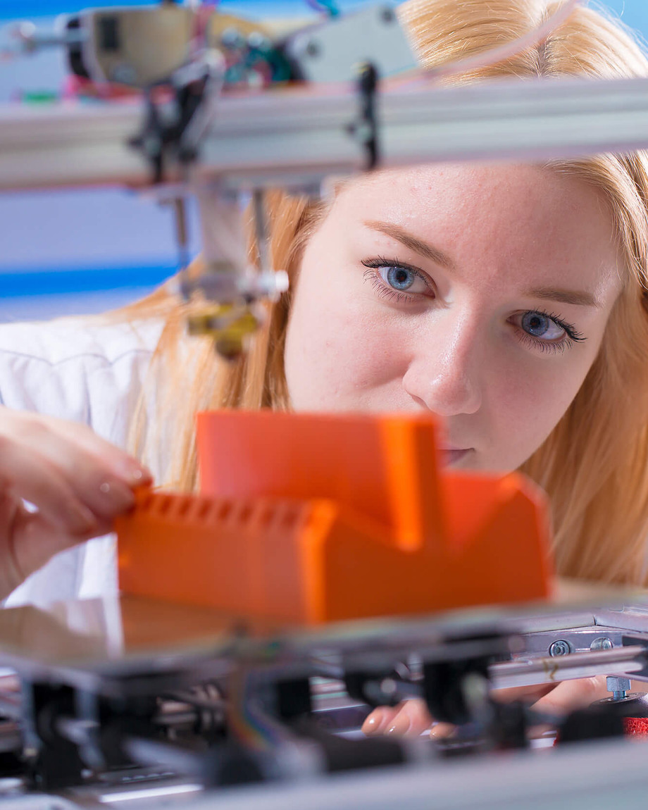 Junge Auszubildende zur technischen Produktdesignerin im SRH Berufsbildungswerk Neckargemünd bedient einen modernen 3D-Drucker.