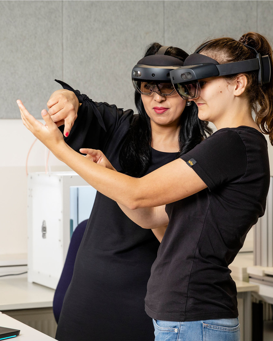 Zwei junge Damen nutzen gemeinsam AR-Brillen im Technological Education Center des SRH Berufsbildungswerks Neckargemünd.