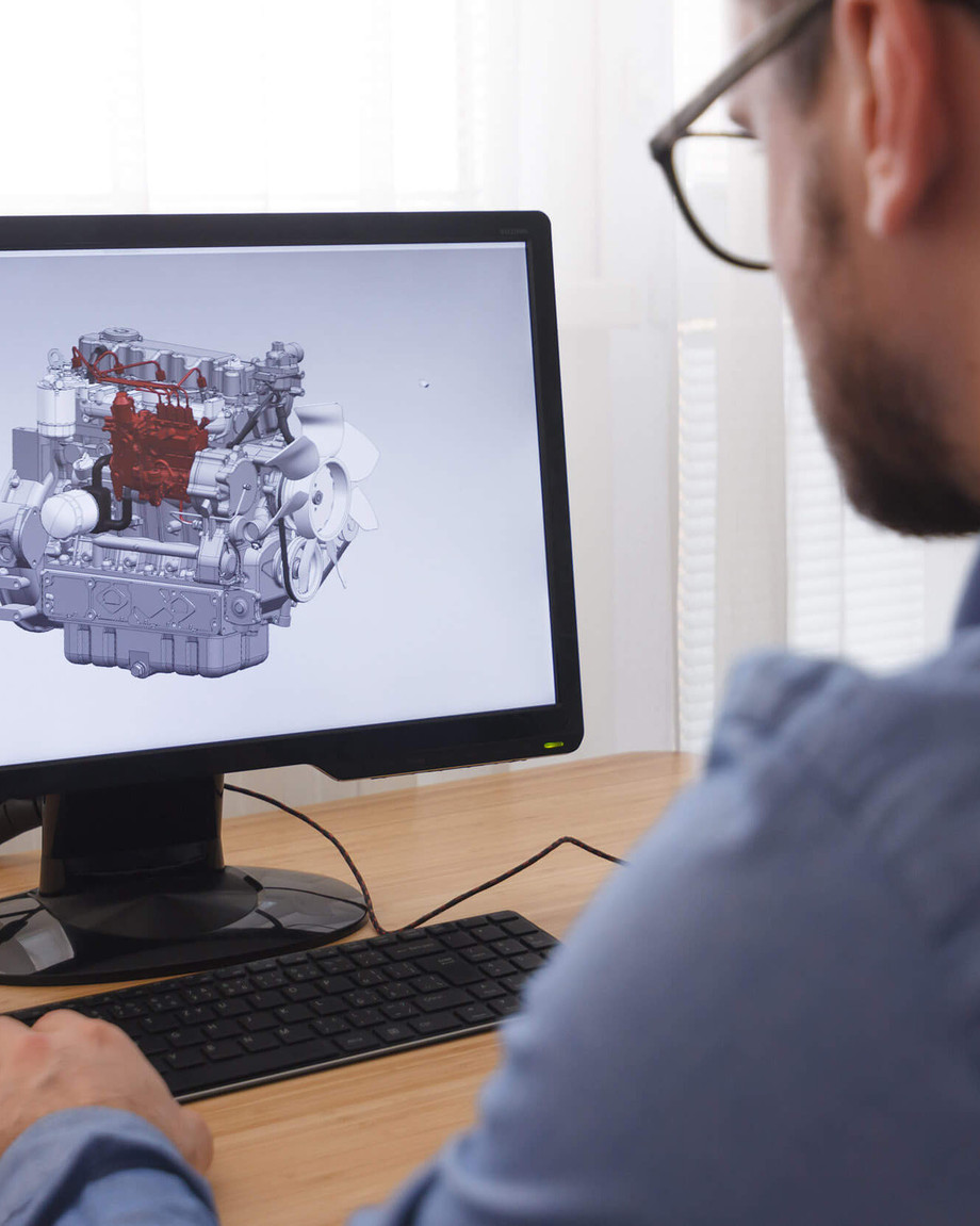Junger Auszubildender zum technischen Produktdesigner via E-Learning im SRH Berufsbildungswerk Neckargemünd betrachtet ein 3D-Model eines Motors auf seinem modernen Computer