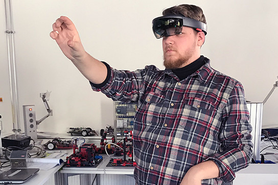 tec-Azubi beim Testen einer VR-Brille