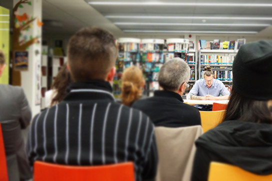 Thomas Elbel liest in der Mediothek im SRH Berufsbildungswerk Neckargemünd vor Publikum vor..