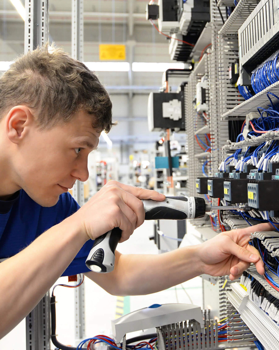 Junger Auszubildender zum IT-Systemelektroniker im Technologie Campus des SRH Berufsbildungswerks Neckargemünd übt das reparieren eines IT-Servers 