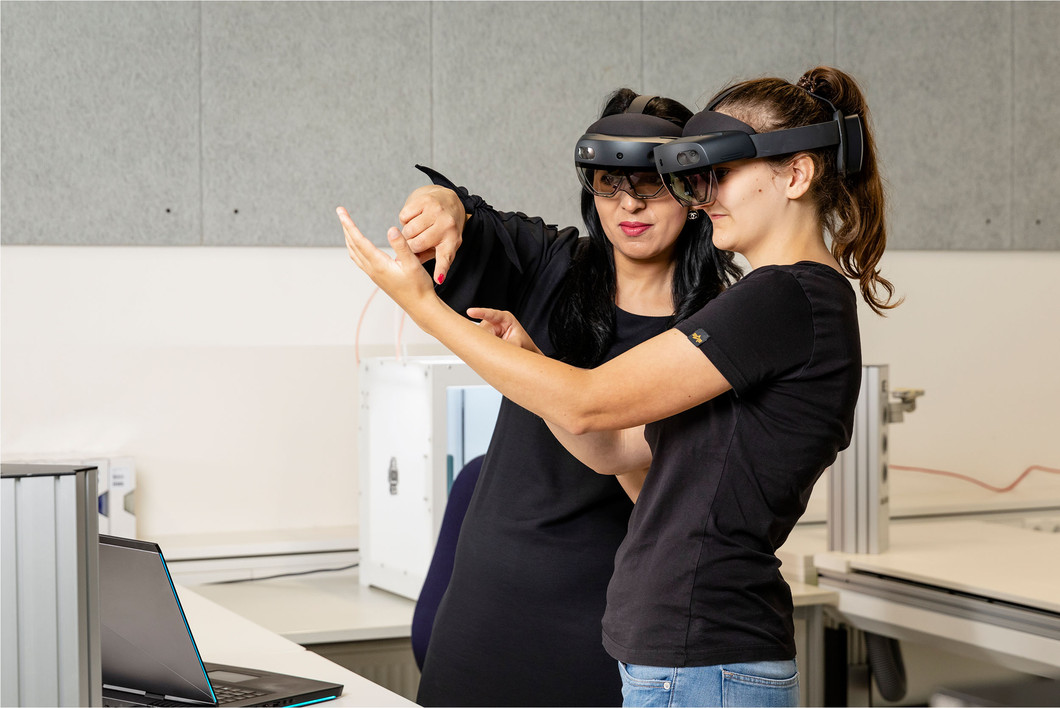 Zwei Azubinen nutzen VR-Brillen und AR-Brillen im Technological Education Center des SRH Berufsbildungswerks Neckargemünd