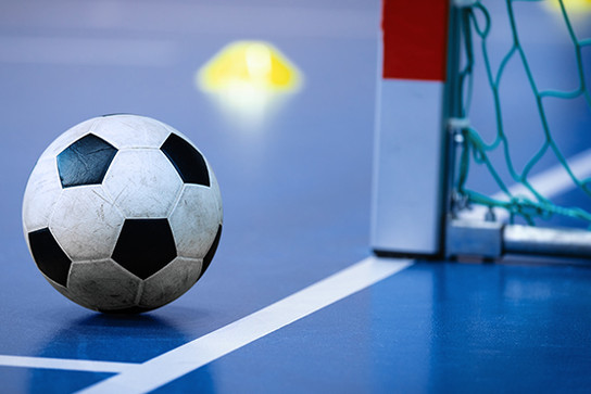 Fussball liegt vor dem Tor in der Halle des SRH Berufsbildungswerks Neckargemünd