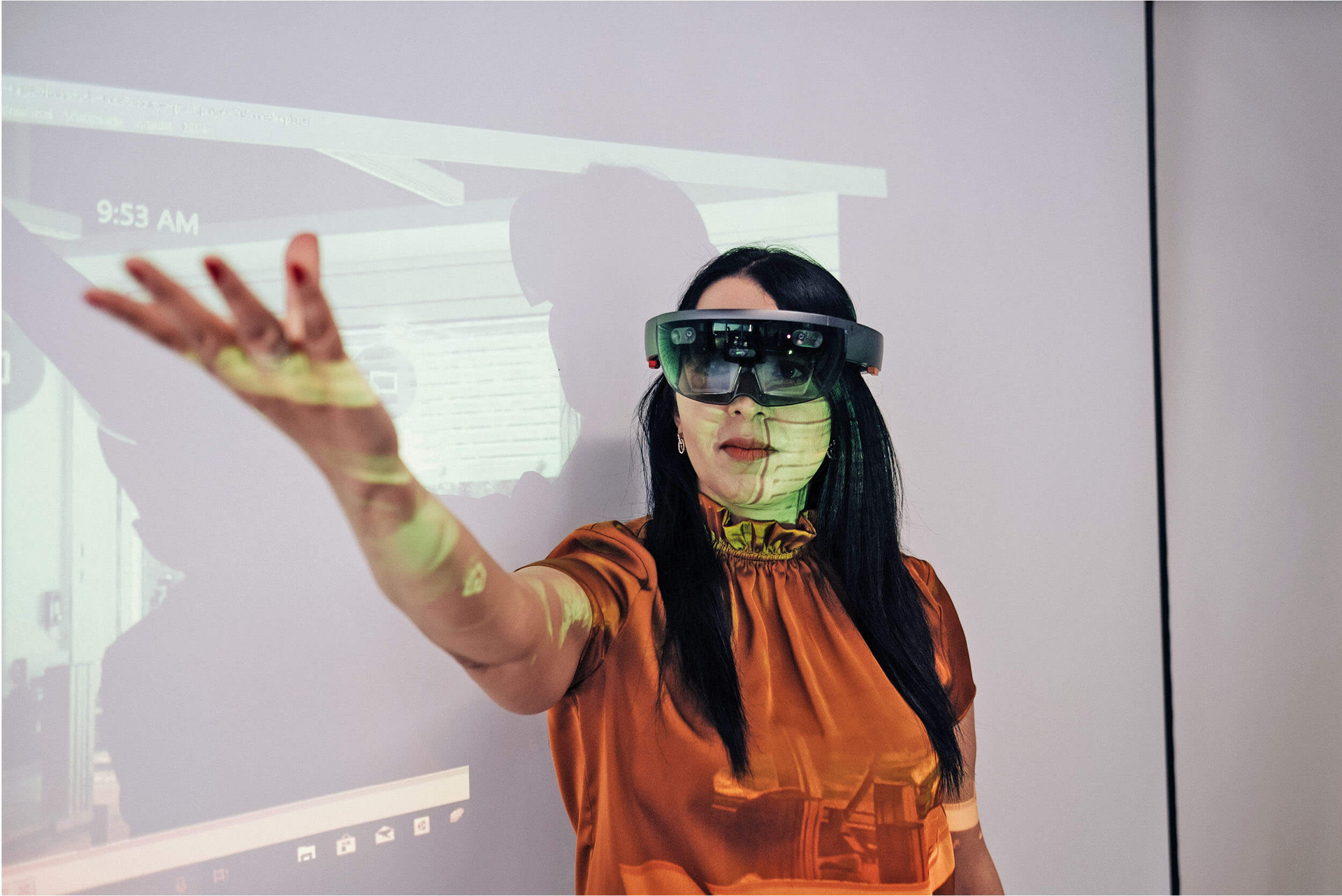 Dr. Leila Mekacher mit einer AR Brille im Technological Education Center des SRH Berufsbildungswerks Neckargemünd.