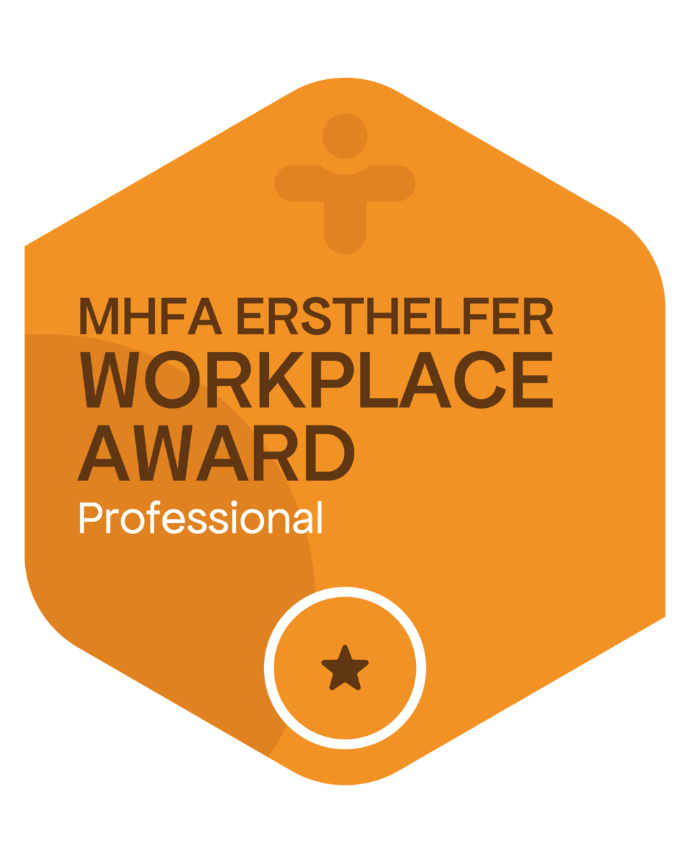 MHFA Ersthelfer Workplace Award-Abzeichen für Professionals mit orangefarbenem Hintergrund und Stern-Symbol.